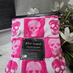 Betsey Johnson Pink Skull oversized throw 50" x 70" new